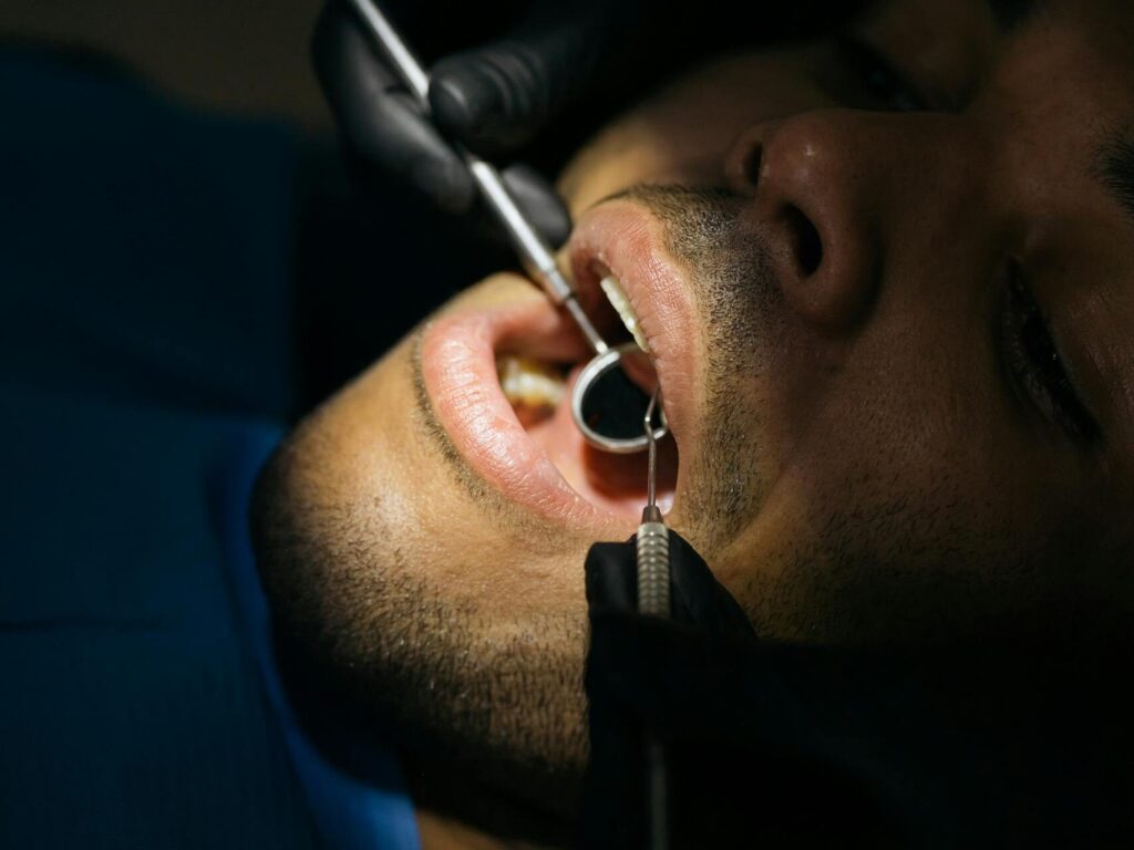 dentista realizando implante dentário em São Paulo